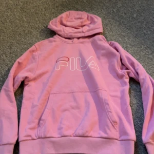 Rosa fila hoodie - Jättebra skick och använd ett fåtal gånger och otroligt skön.