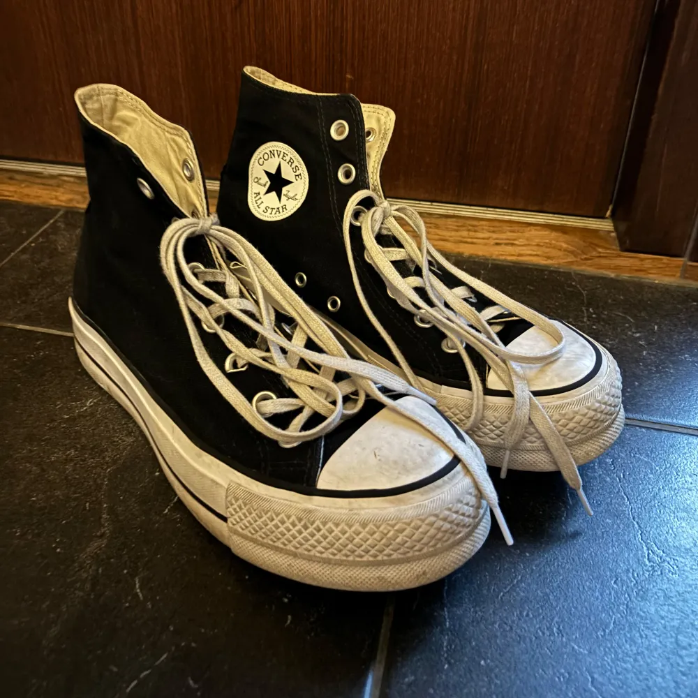 Säljer ett par klassiska svarta Converse All Star i bra skick. De har den ikoniska vita sulan och snörning. Perfekta för vardagsbruk och ger en cool touch till vilken outfit som helst.. Skor.