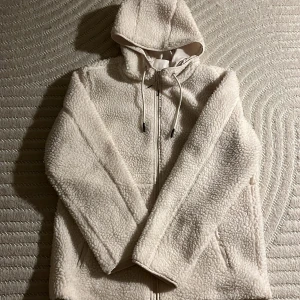 Teddyjacka - Säljer denna teddyjackan från h&m i storlek XS, men skulle också passa S då den är lite oversized.💕