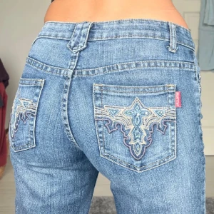 Lågmidjade jeans - midjemått: 34cm rakt över, innerbenslängd: 80cm ❣️ jeansen är i toppskick!