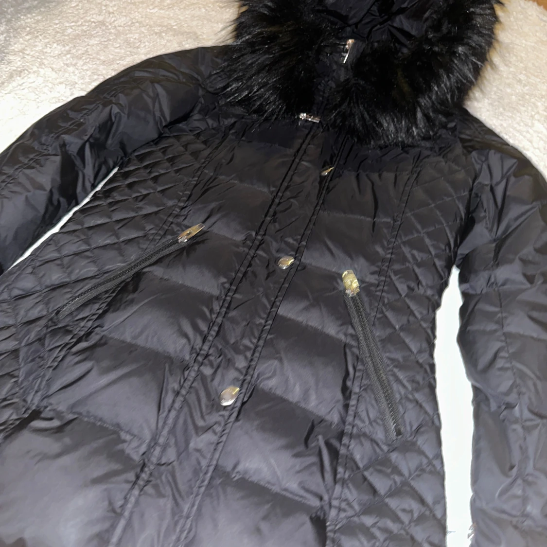 Svart dunjacka med pälskrage - 91