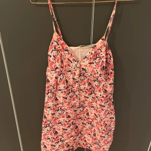 Sommarklänning  - Härlig blommig sommar klänning! Säljer då den är lite för kort på mig som är 174☺️