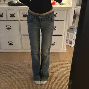 Jättefina Lågmidjade jeans från H&M! Storlek 34 men passar 32-34❤️Jag är 163cm, lite slitna vid hälarna kom privat för bilder 