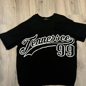 Svart tröja från BoohooMAN - Säljer en svart tröja från BoohooMAN. Tröjan är i bra skick och perfekt för en avslappnad stil. Väldigt oversized, står s men l påriktigt