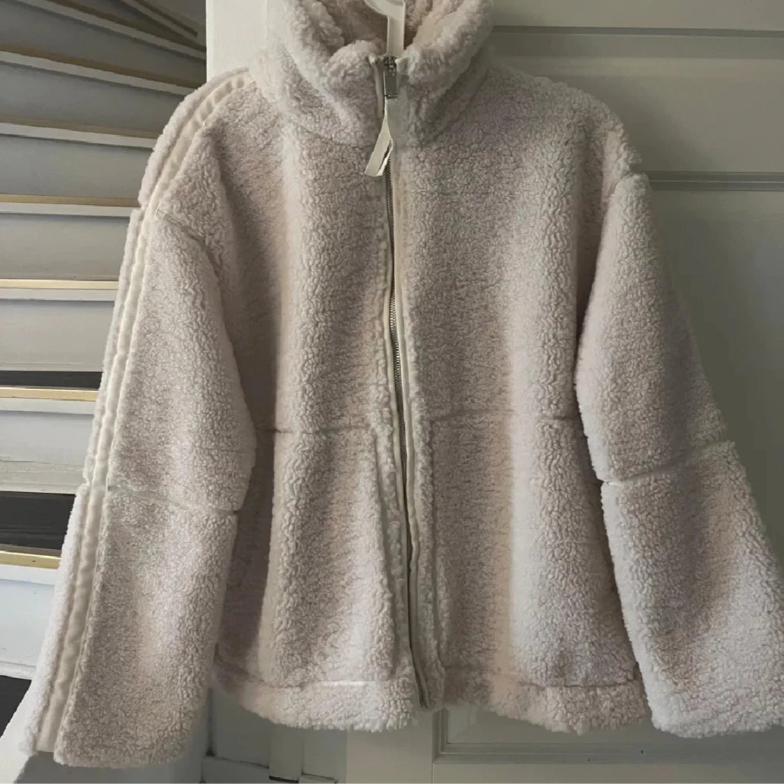 Beige teddyjacka från Amisu - 91