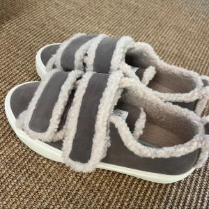 Inuikki sneakers - Hej! Säljer dessa slutsålda skorna i storlek 39! Jättefina och sköna, skriv för fler bilder💕💕De är helt oanvända!