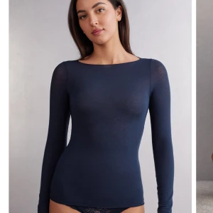 Intimissmi  - Använd 1 gång, inget fel eller trasigt på den. Har de mesta hängt i garderoben då jag själv inte fått användning för den. Storlek: S  Färg: Blå Original pris 459