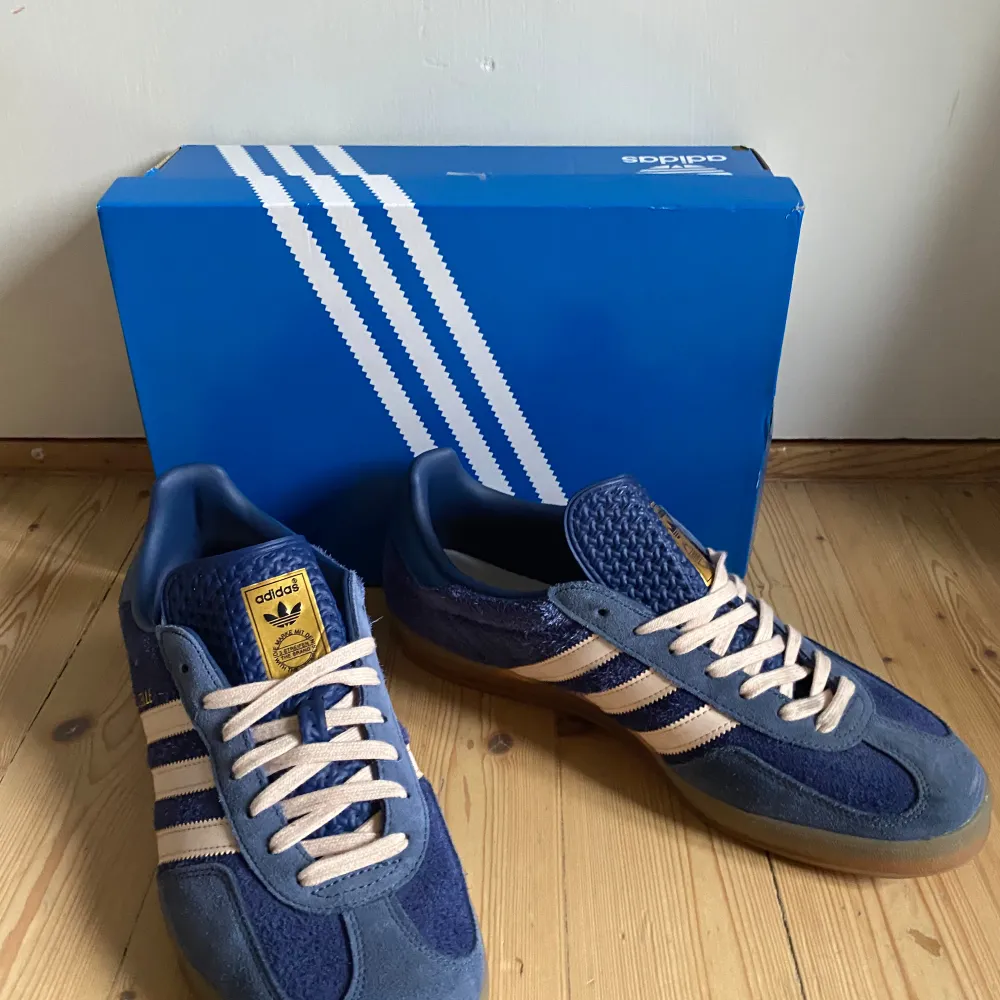 Ett par sjukt feta adidas gazelle som nästan aldrig är använda. De kostar ny pris 1300kr. Som sagt är dem använda max 3 gånger och är i ett 10/10 skick. Skorna är i storlek 46 men sitter mindre. Hör av er vid frågor eller funderingar!😁Orginalbox plus extra snören följer med!!. Skor.