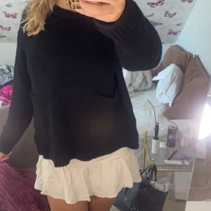 Stickad tröja Zara - Säljer denna snygga stickade tröja från Zara. I väldigt fint skick! I storlek L men passar även M. Hör gärna av dig vid funderingar💕💕