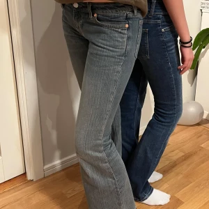 Blåa jeans  - Säljer de här perfekta lågmidjade  jeansen från weekday. De är i perfekt skick! 
