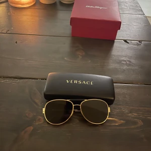 Guldiga solglasögon från Versace - Aldrig använda. Nypris 4.5k
