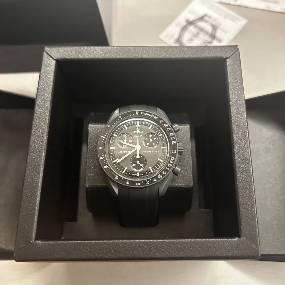 Säljer en Swatch Mission to Mercury. Klockan kommer med alla orginalhandlingar, påse, kvitto och certifikat. Medföljer även originalband + 3 stycken extraband i gummi från wristbuddys. Klockan är i fint skick.. Asusteet.