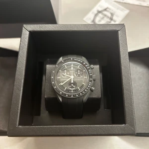 Omega moonswatch Mission to Mercury - Säljer en Swatch Mission to Mercury. Klockan kommer med alla orginalhandlingar, påse, kvitto och certifikat. Medföljer även originalband + 3 stycken extraband i gummi från wristbuddys. Klockan är i fint skick.