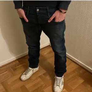 |Replay anbass jeans|Jeansen är använda en del men Inge defekter eller liknande 8,5/10|Nypris runt 1,7k mitt pris 649kr|Hör av dig vid funderingar|Pris kan diskuteras vid snabb affär| Mvh Malte😙