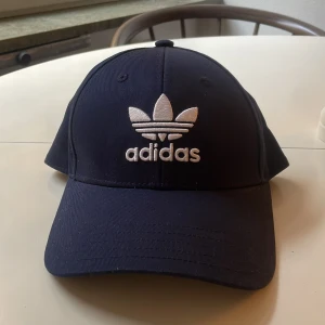 Adidas keps - Sparsamt använd adidas keps. 