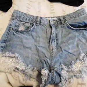 Köpt här på Plick men var tyvärr för små för mig🥰🥰Säljer ett par shorts från bershka i strl 38 används ej längre, lite slitna men inget som märks. Jag sydde fast ena sidan av lappen som ni kan se på sista bilden men det är inget som märks utsidigt, man kan klippa bort den! 