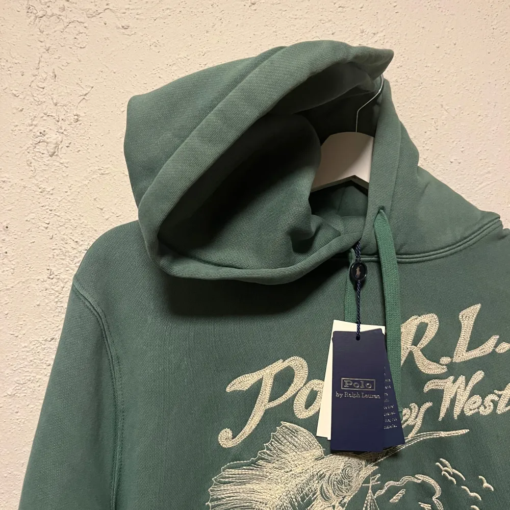 Säljer nu denna helt nya sjukt eftertraktade hoodien med tags kvar! Nypris 3100:- Äkta kan kollas med QR! Snabb och smidig affär så kan vi prata pris.. Hoodies.