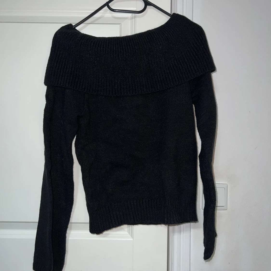 Svart offshoulder stickad tröja