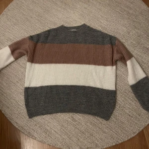 Flerfärgad stickad tröja - Bra skick 