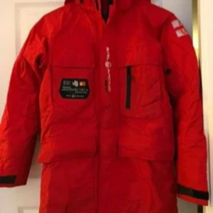Röd vinterjacka från Sail Racing - Säljer en snygg röd vinterjacka från Sail Racing, modell W Glacier Bay. Den har inget slitage!