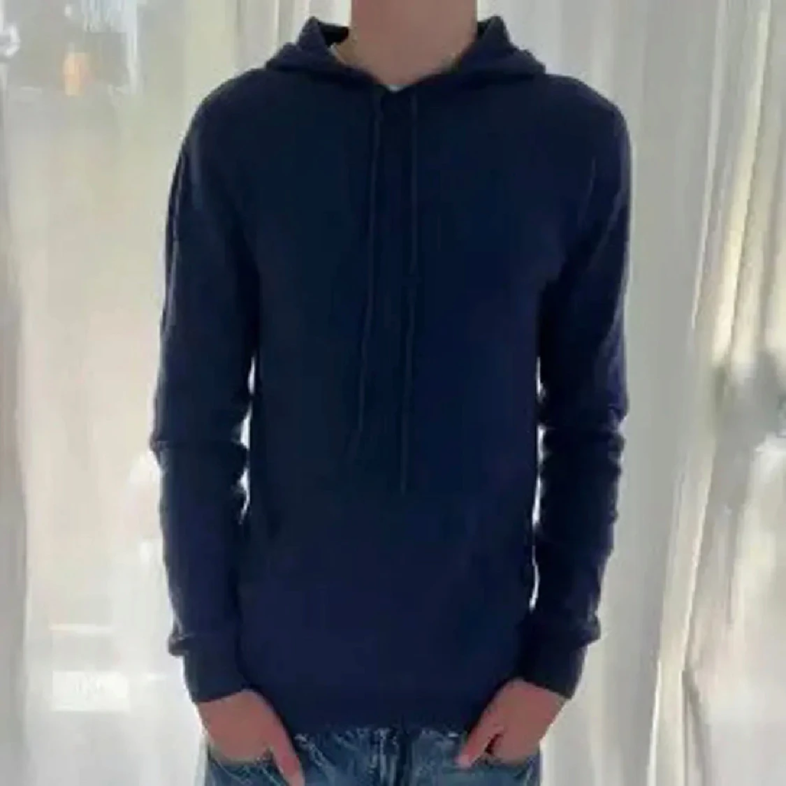 Mörkblå hoodie från John Henric