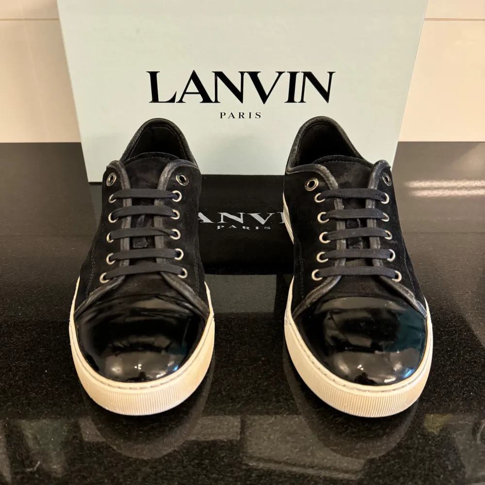 Feta Lanvin-skor i svart! De är EU 41-42 UK 7. De är i ett bra skick med vissa tecken av användning. 2399kr (nypris: 4500kr). Lanvin-dustbag kommer med. Kan fraktas via Postnord / Instabox samma dag. Hör av dig vid frågor eller funderingar😊. Skor.