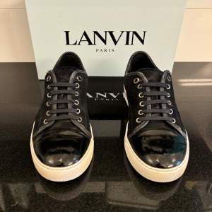 Feta Lanvin-skor i svart! De är EU 41-42 UK 7. De är i ett bra skick med vissa tecken av användning. 2399kr (nypris: 4500kr). Lanvin-dustbag kommer med. Kan fraktas via Postnord / Instabox samma dag. Hör av dig vid frågor eller funderingar😊