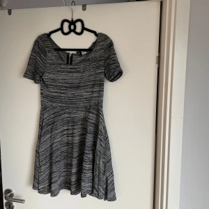 Snygg höstklänning  - Snygg & skön höstklänning från H&M  Stl M men skulle säga att den är som stl XS. 