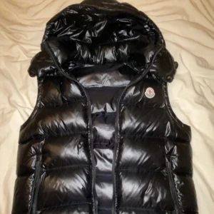 Moncler Väst i storlek 2 (M) - Västen är i nyskick och passar de flesta. Inga hål inga trådar inga fläckar!! Öppen för byten emot Stone Island