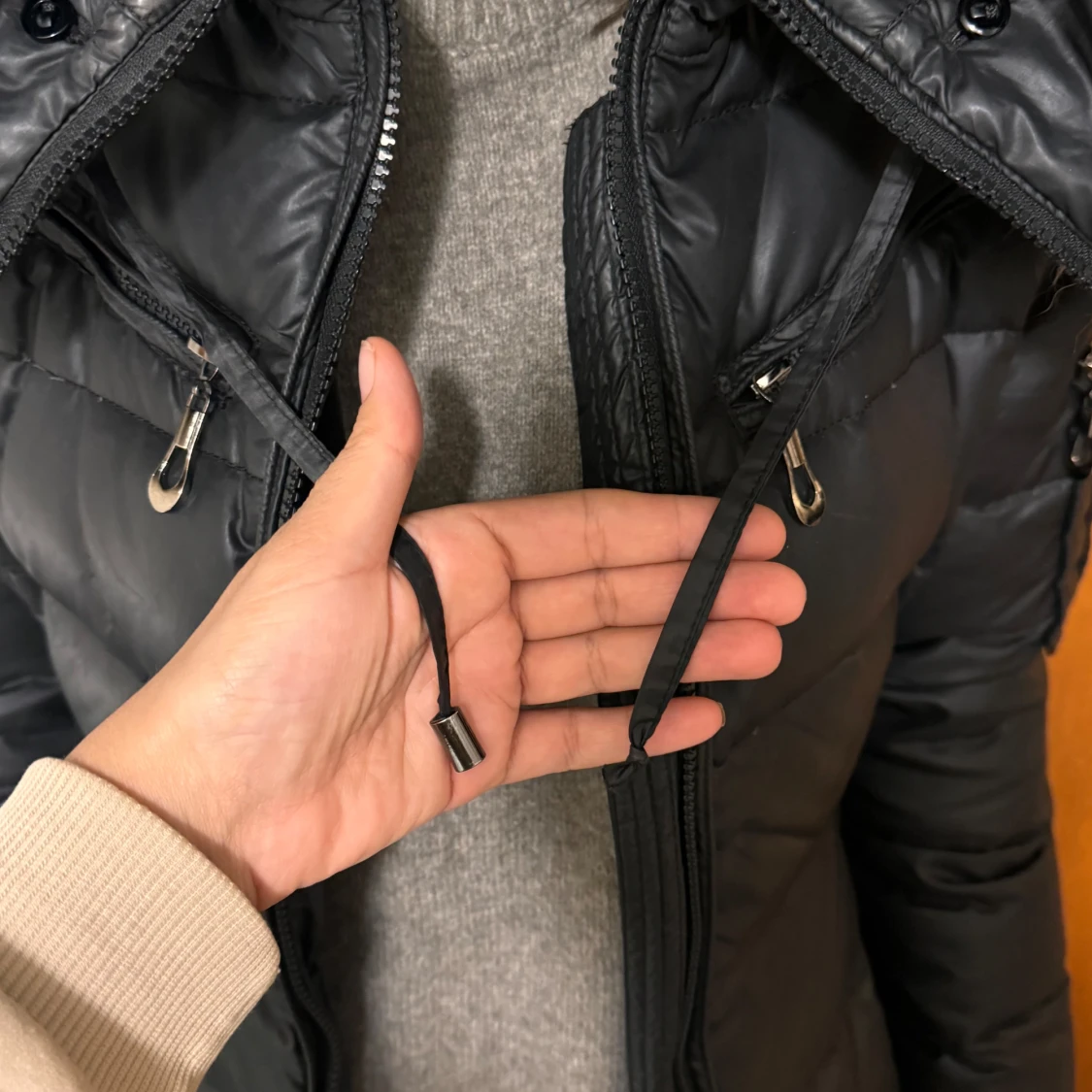 Svart dunjacka med pälskrage - 93