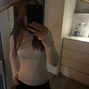 Snygg fest/vardagströja  - Bra skick då jag knappt använt den sedan köp. 💓