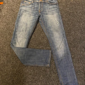 Jack & Jones jeans - Schyssta Jack & jones jeans i passform slim. Skick 10/10, nästan oanvända. Storlek L: 32 W: 30