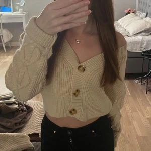 Stickad kofta - Säljer nu en stickad kofta från BikBok i strl XS. Tröjan är använd fåtal gånger därav bra skick! Skriv vid frågor eller intresse💓