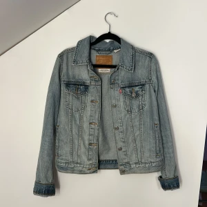 Levi’s jeansjacka - Superfin jacka som är använd få gången, säljes pga för liten för mig.  