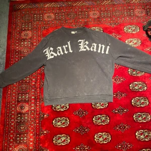 Karl Kani tjocktröja - Tvärfet karl kani sweatshirt, storlek XL, go passform skulle säga att den sitter som en L. Nästan oanvänd. 