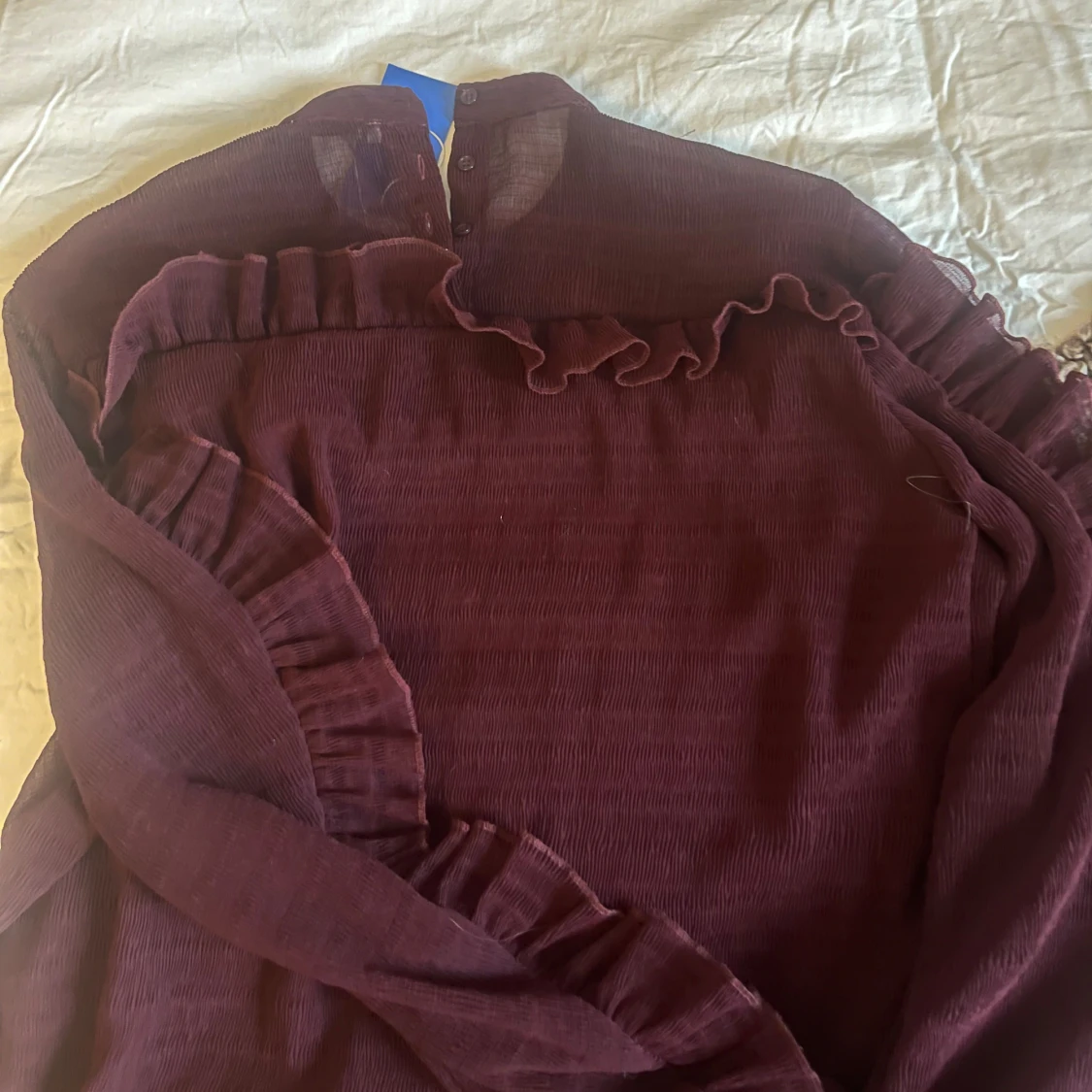 Vinröd klänning med volangdetaljer - 90