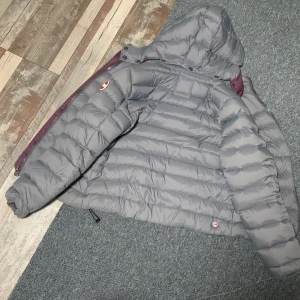 Colmar jacka  - Säljer nu min colmar jacka eftersom jag har köpt en ny. Det är storlek s-xs och jag är 170 och den passar perfekt. Jackan är som ny, inga defekter. Perfekt för vintern. Hör av er för frågor