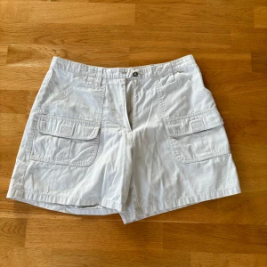 Vita shorts  - Vita shorts med cool knapp från Vero Moda. Väldigt sköna och perfekta för sommaren och våren 