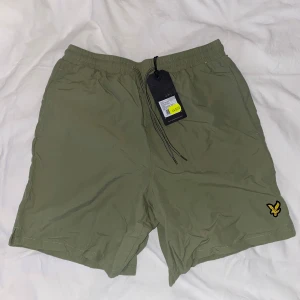 Lyle & Scott badbyxor  - Helt nya badbyxor från Lyle & Scott i grön färg. Ordinarie pris 449kr. En perfekt till julklapp✨