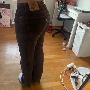 Bruna jeansbyxor - Säljer ett par bruna Levi's jeans i bra skick, köpt secondhand. De är högmidjade och har en straight passform. Perfekta för höst och vinter, och de funkar både till vardags och lite mer uppklädda tillfällen. Kontakta mig vid frågor💕