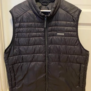Svart väst - Fint skick, använd några gånger! KONTAKTA INNAN KÖP NU!!