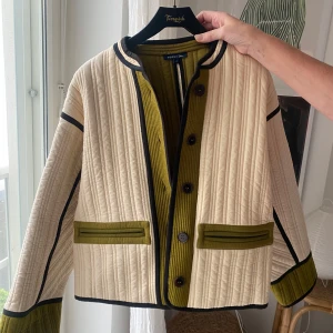 Soeur jacka - Säljer denna otroliga jacka från Soeur! Köptes på Åhléns Studios för ca 3500:- men har tyvärr inte kommit till användning. I väldigt fint skick, endast använd en gång. Storlek 2 vilket motsvarar Medium ca, men passar mig som är XS/S.