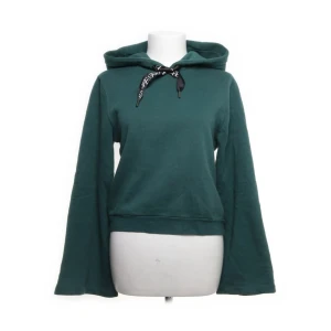 mörkgrön hoodie - mörkgrön hoodie med utsvängda ärmar