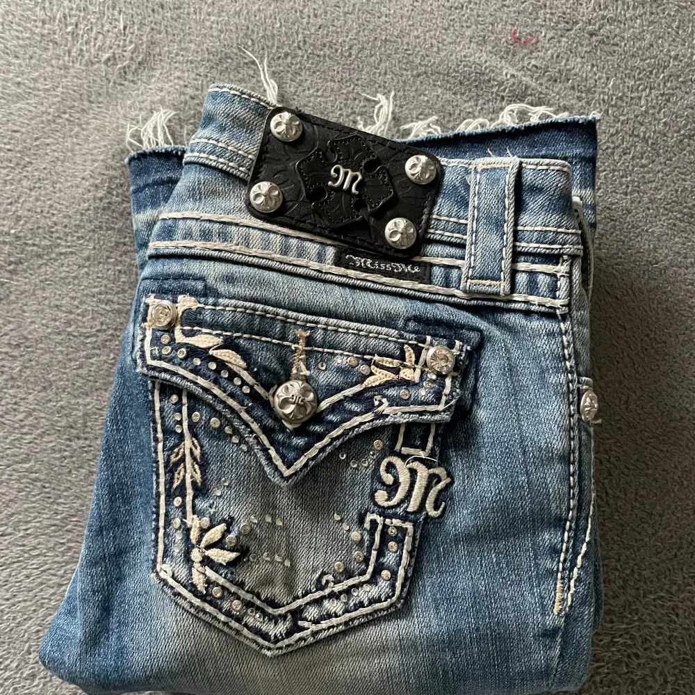 Jätte snygga lågmidjade miss me jeans som tyvärr är för tajta! Midjemått: 33cn rakt över och innerbenssömmen 78cm❤️. Jeans & Byxor.