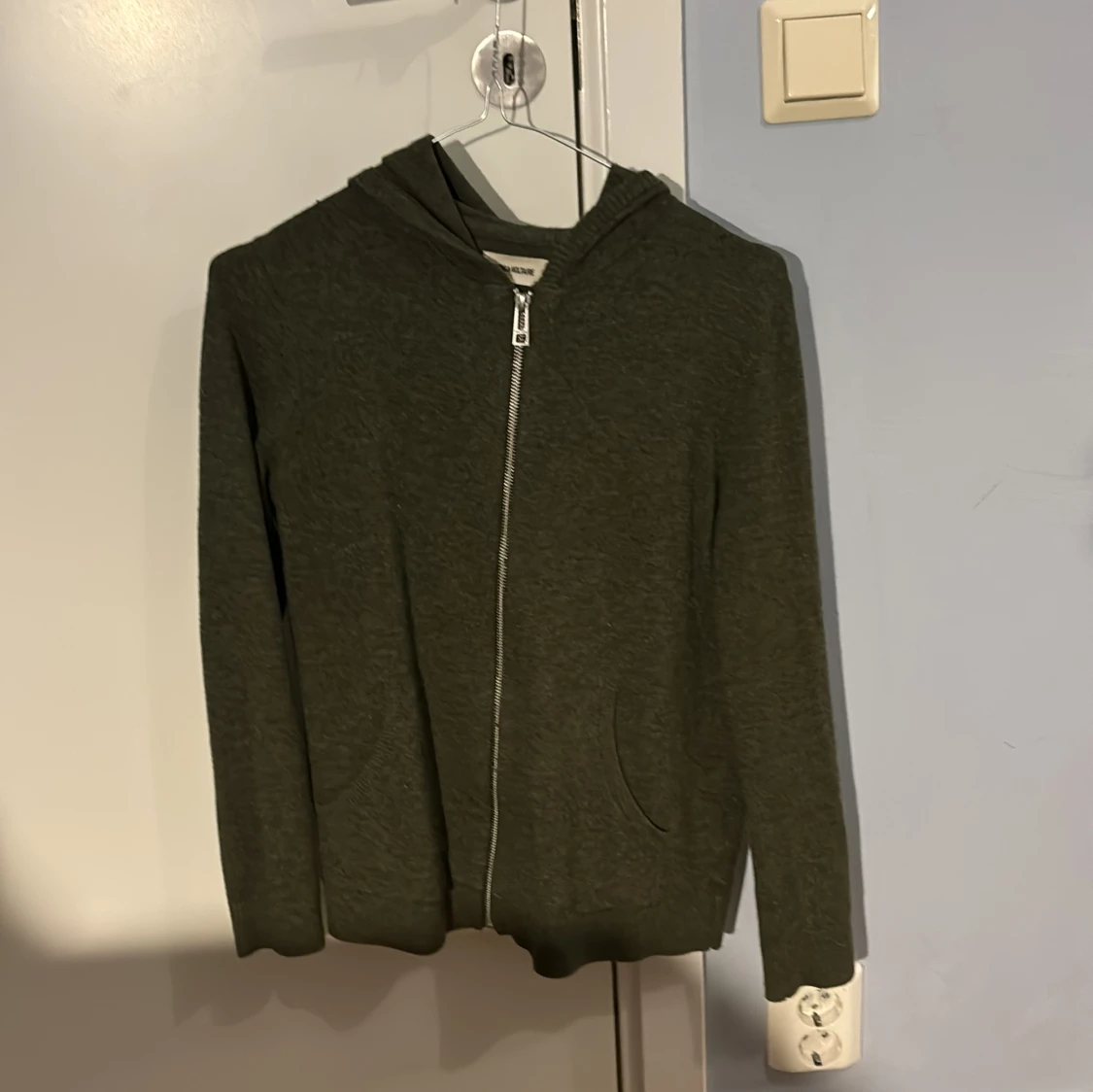 Grön hoodie med dödskalle från Zadig & Voltaire