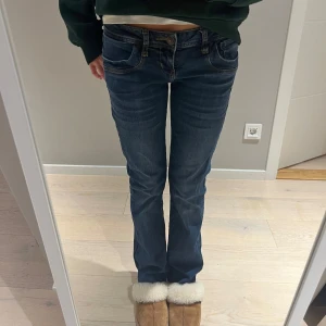 Ltb valerie jeans  - Säljer ett par mörkblå lågmidjade jeans från Ltb, storlek 26/30 men passar jättebra på mig som oftast har 24/32 i Ltb jeans🥰Diskuterbart pris vid snabb affär 