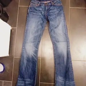 Säljer ett par klassiska Levi Strauss & Co Modell: 529 89 jeans i blå denim. Storlek: W27 L34 De har en bootcut-stil och är i mycket bra skick. Perfekta för både vardag och fest! 