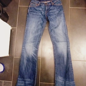 Levi's 529 jeans - Säljer ett par klassiska Levi Strauss & Co Modell: 529 89 jeans i blå denim. Storlek: W27 L34 De har en bootcut-stil och är i mycket bra skick. Perfekta för både vardag och fest! 