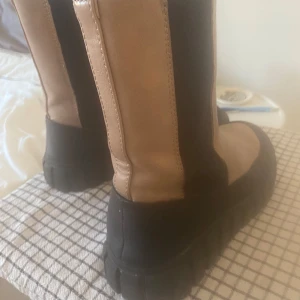 Känga - Höst/ vinterkängor. Använd fåtal ggr. Från Dinsko. Storlek 37. Jättefint skick. 250kr