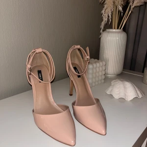 baby rosa klackar - använt endast 1 gång, storlek 40 men passar även 39